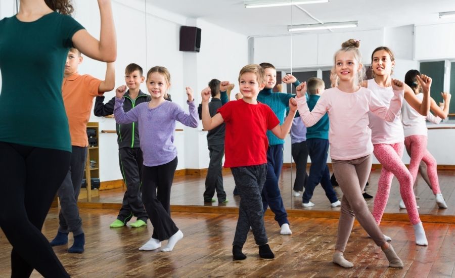 Bild på barn som dansar balett