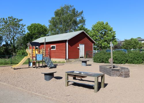 Sandlåda med träbåt, diskbänk och klätterställning