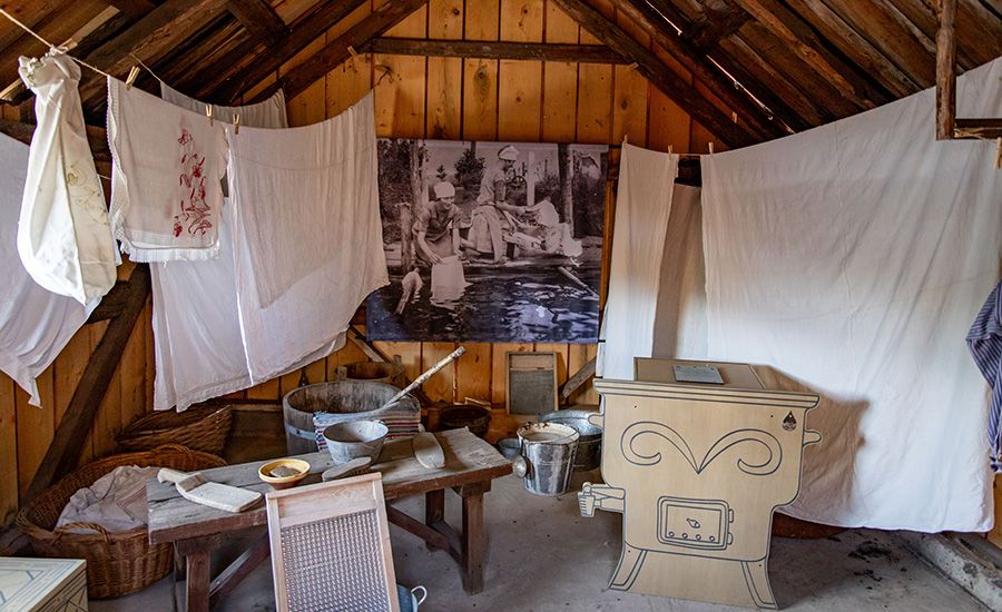 Hur var det att leva förr i tiden i Falkenberg? Det får eleverna i årskurs 4 uppleva under ett besök i Gamla stans spännande kulturhistoriska miljöer. 