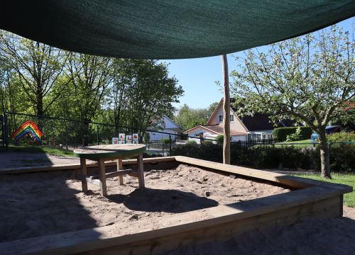 Sandlåda med solskydd